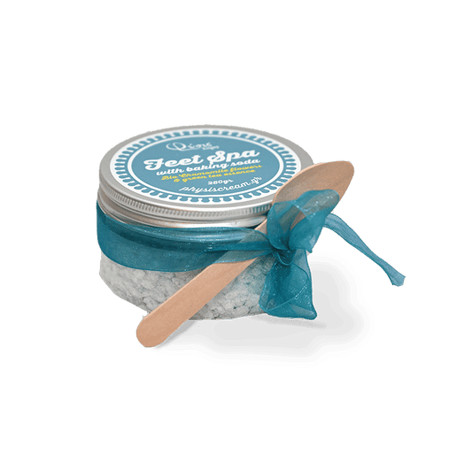 Χειροποιήτα άλατα για ποδόλουτρο με υπέροχο άρωμα φρεσκάδας και με φρέσκο άνθος χαμομηλιού. Καταπραύνει τα πόδια μετά από απαιτητική μέρα και ορθοστασία . Ανακουφίζει πρησμένα πόδια και σκασμένες φτέρνες